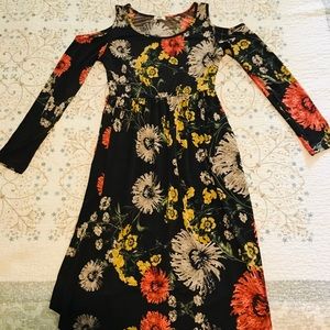 Egy Cold-Shoulder Dress